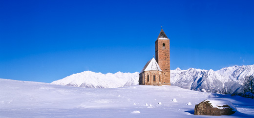 Klein Kirche in Hafling unter dem Schnee